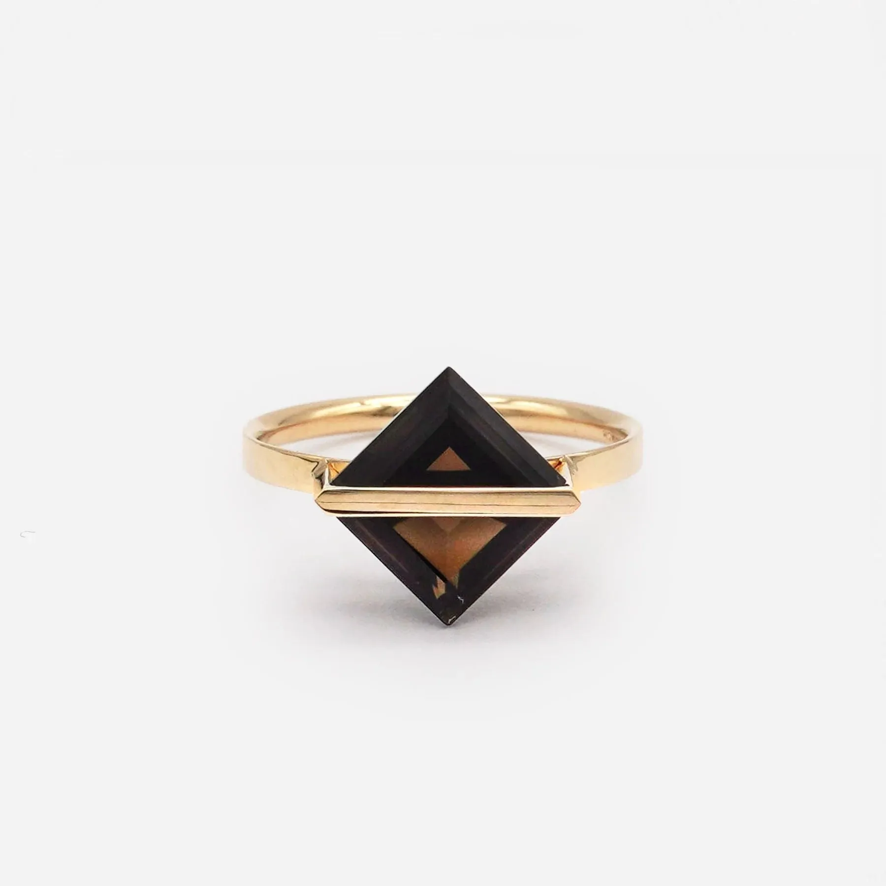 Band 10K Gold Ring w. Smoky Quartz