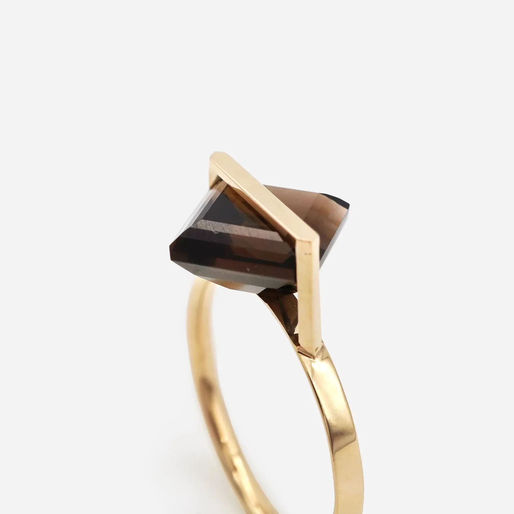 Band 10K Gold Ring w. Smoky Quartz